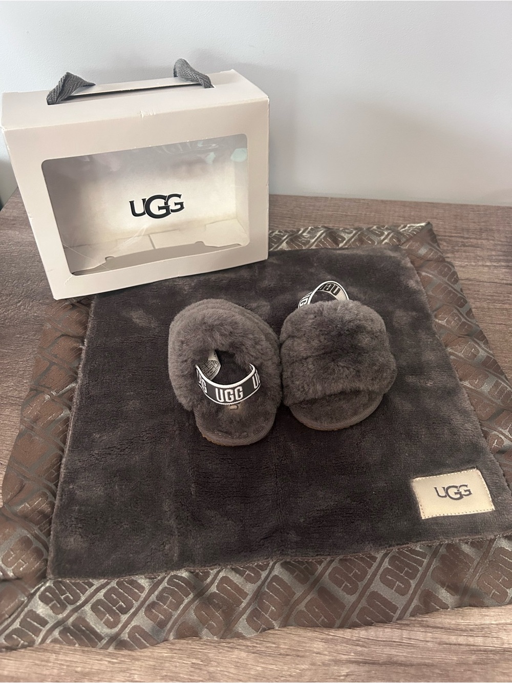 UGG Fluff Cozy Slide in Charcoal (Size 2/3)
